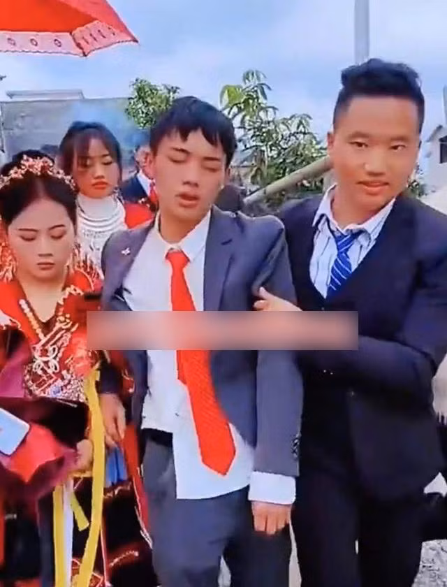 Chu re khoc tham thiet o dam cuoi, co dau phan ung bat ngo