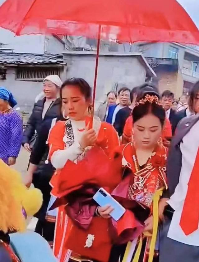 Chu re khoc tham thiet o dam cuoi, co dau phan ung bat ngo-Hinh-2