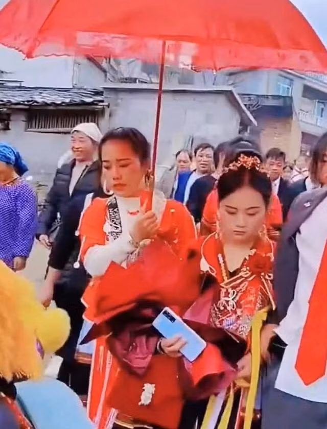 Chu re khoc tham thiet o dam cuoi, co dau phan ung bat ngo-Hinh-2