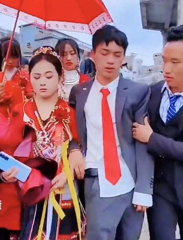 Chu re khoc tham thiet o dam cuoi, co dau phan ung bat ngo-Hinh-3