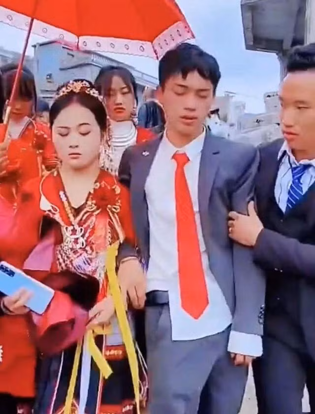 Chu re khoc tham thiet o dam cuoi, co dau phan ung bat ngo-Hinh-3