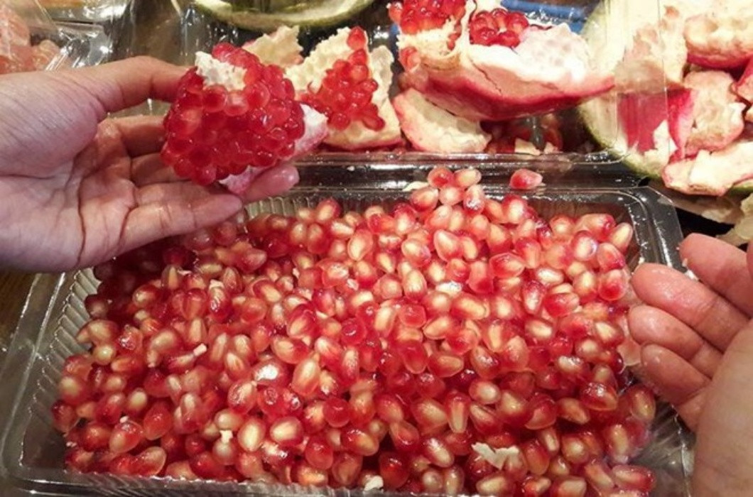 Với trọng lượng trung bình mỗi quả từ 400-500 gram, đặc biệt có quả lên tới 1kg, giống lựu này được bày bán trên thị trường với giá khá đắt đỏ, khoảng 200.000 – 455.000 đồng/kg.