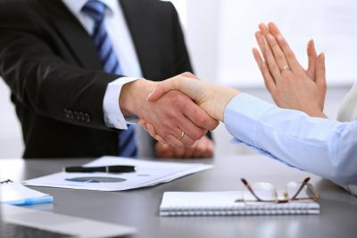 Bên cạnh đó, cũng cần chú ý khi người có có thiên can xung phá bản chủ như Canh phá Giáp, Tân phá Ất, Nhâm phá Bính, Quý phá Đinh, Giáp phá Mậu, Ất phá Kỷ, Bính phá Canh, Đinh phá Tân, Mậu phá Nhâm, Kỷ phá Quý.