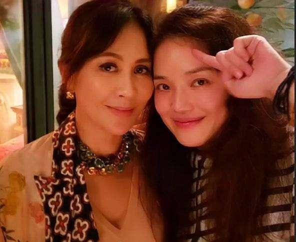 Luu Gia Linh cach mat Thu Ky chi vi... chiec bon cau