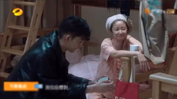 Lam Tam Nhu gay soc khi de mat moc lo nhieu nep nhan nhu ba lao-Hinh-3