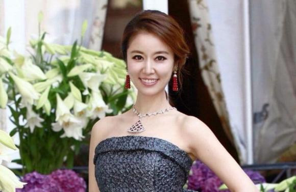 Lam Tam Nhu gay soc khi de mat moc lo nhieu nep nhan nhu ba lao-Hinh-7