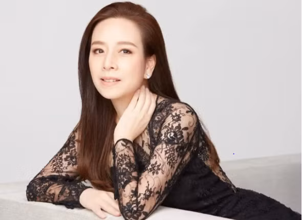 Nualphan Lamsam (còn gọi: Madam Pang, sinh năm 1966) là con cháu gia tộc người Thái gốc Hoa Lamsam - gia tộc sáng lập ngân hàng Kasikornbank hàng đầu Thái Lan và sở hữu khối tài sản gần 100 tỷ USD. Bà cũng là gương mặt hàng đầu trong ngành bảo hiểm và trưởng đoàn được yêu mến của đội tuyển bóng đá xứ Chùa Vàng, theo South China Morning Post.