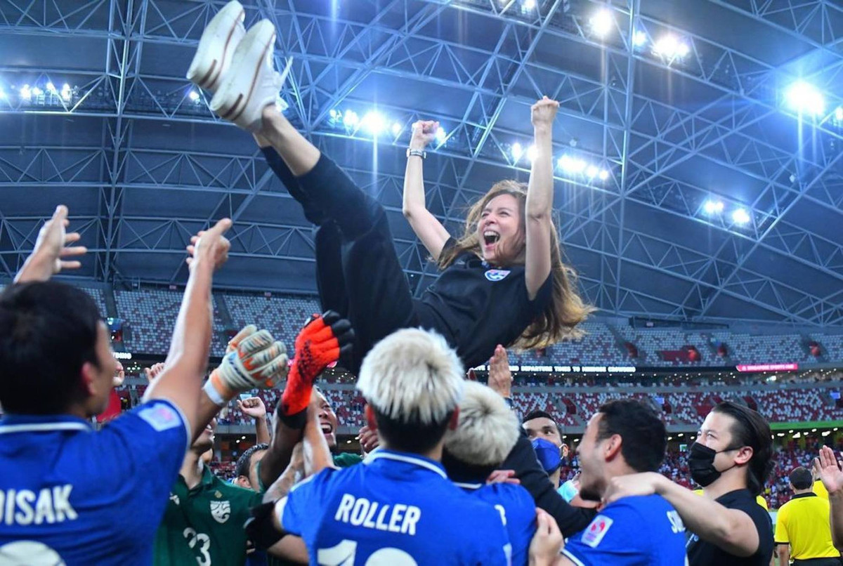 Bà Nualphan cũng chi khá nhiều tiền cho các đội tuyển bóng đá Thái Lan. Theo Andrew Das của tờ New York Times, bà không chỉ là quản lý mà còn là nhà tài trợ lớn nhất cho đội tuyển bóng đá nữ quốc gia Thái Lan. Năm 2019, Das tiết lộ bà còn tuyển dụng các cầu thủ vào làm việc tại công ty bảo hiểm Muang Thai Insurance để họ có thu nhập ổn định đồng thời tập trung được cho bóng đá.