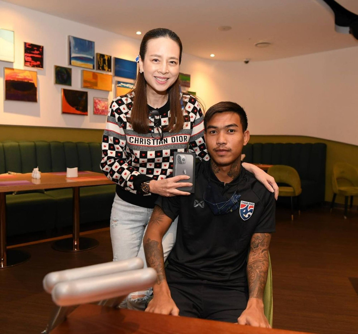 Năm 2021, với tư cách là chủ tịch đội bóng Thai Port, bà đã tổ chức buổi tiệc gắn kết, tặng nhiều món quà đắt tiền cho các cầu thủ và nhân viên như đồng hồ Rolex, iPhone 13 và túi hàng hiệu qua hoạt động rút thăm may mắn.