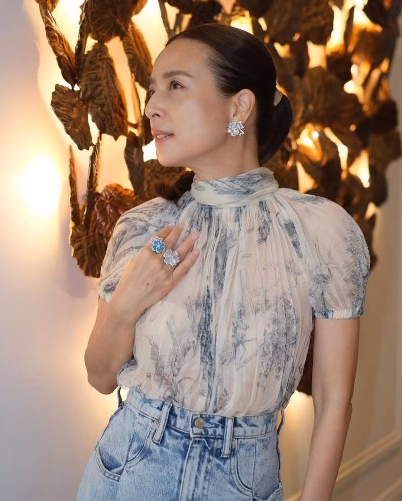 Madam Pang còn là người yêu thích trang sức. Bà luôn biết phải đeo loại trang sức gì khi xuất hiện tại các sự kiện.