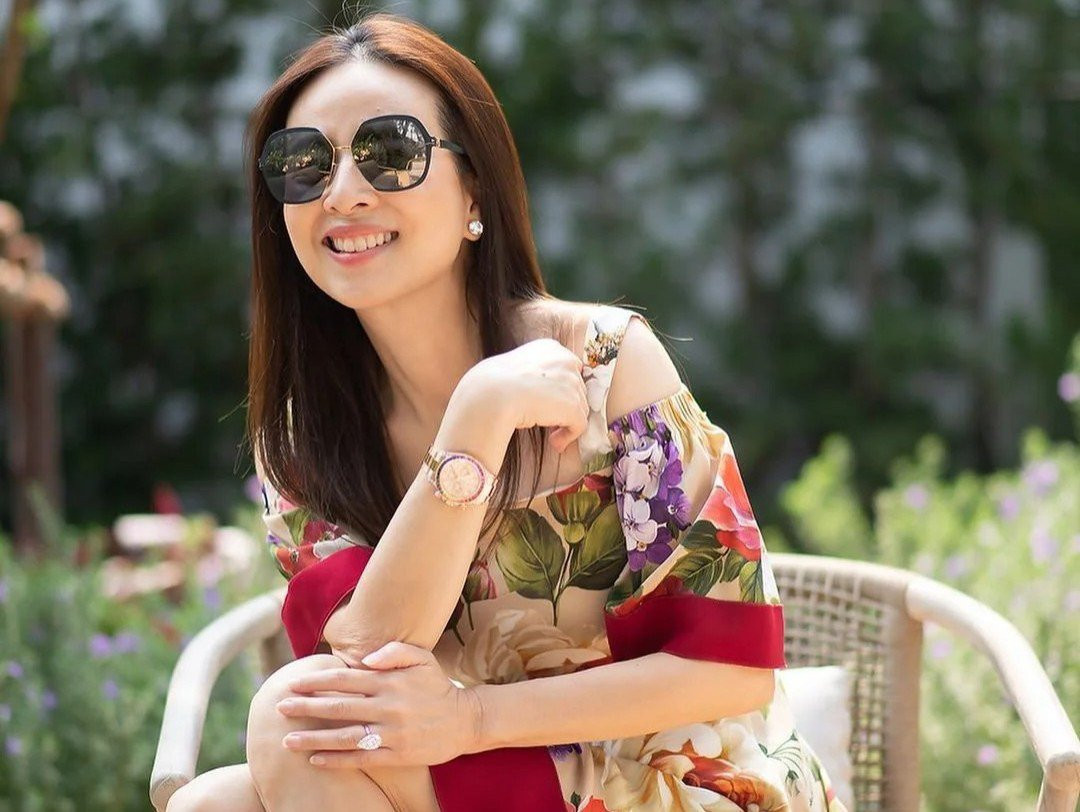 "Tôi thích mua sắm và tiêu khá nhiều tiền vào việc đó. Tôi luôn là người hâm mộ và khách hàng của Hermès. Chúng không chỉ đơn thuần là món đồ thời trang. Ví dụ như chiếc túi Birkin, cần ít nhất 16 tiếng để làm ra, nó là một tác phẩm nghệ thuật thực sự", bà nói với Prestige.