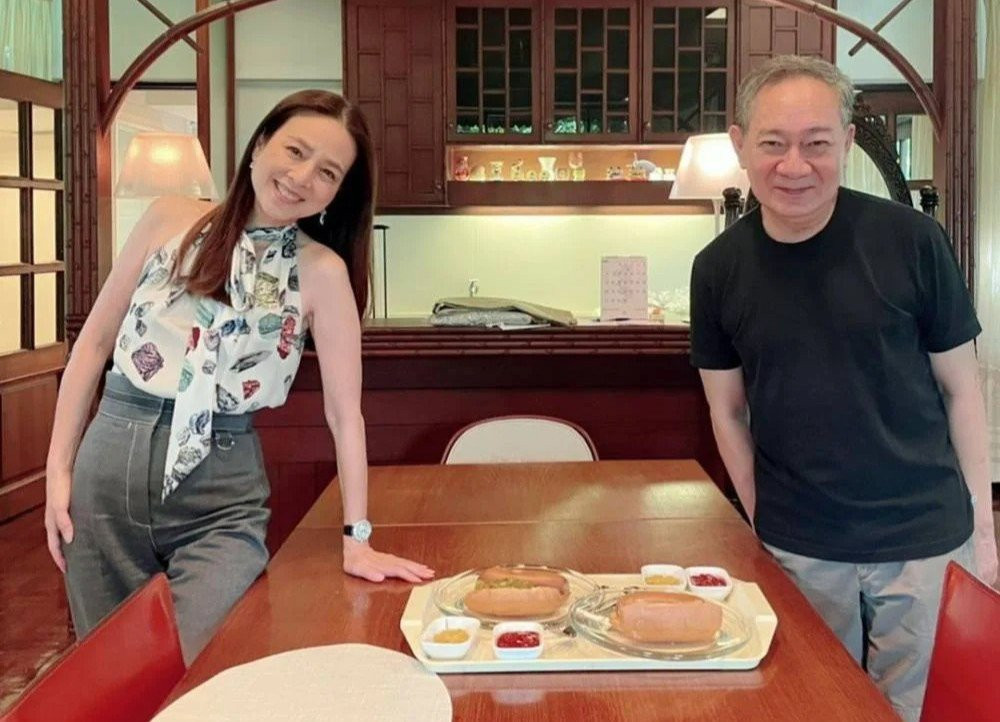 Bên cạnh đó, nữ tỷ phú Thái Lan dành nhiều đam mê cho ẩm thực và thường tới Chiang Mai ăn uống. "Tôi thích đi tìm những món ngon để ăn. Tôi thích đồ ăn của người Isan, như là larb (gỏi thịt và rau) hay somtum (salad đu đủ xanh). Tôi thích đồ ăn cay", bà chia sẻ với Prestige.