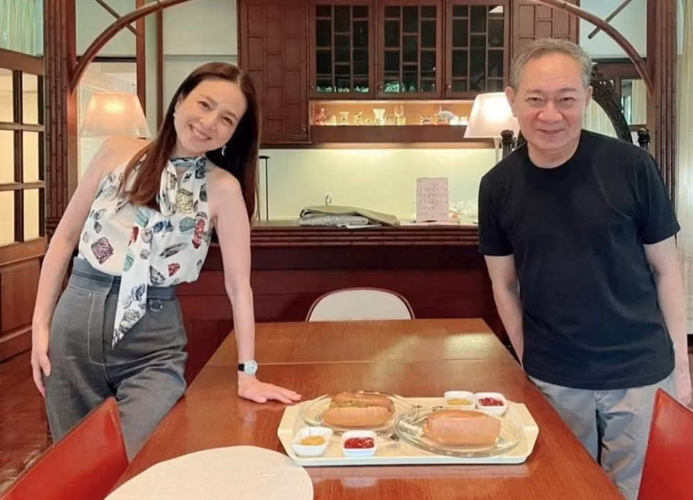 Bên cạnh đó, nữ tỷ phú Thái Lan dành nhiều đam mê cho ẩm thực và thường tới Chiang Mai ăn uống. "Tôi thích đi tìm những món ngon để ăn. Tôi thích đồ ăn của người Isan, như là larb (gỏi thịt và rau) hay somtum (salad đu đủ xanh). Tôi thích đồ ăn cay", bà chia sẻ với Prestige.