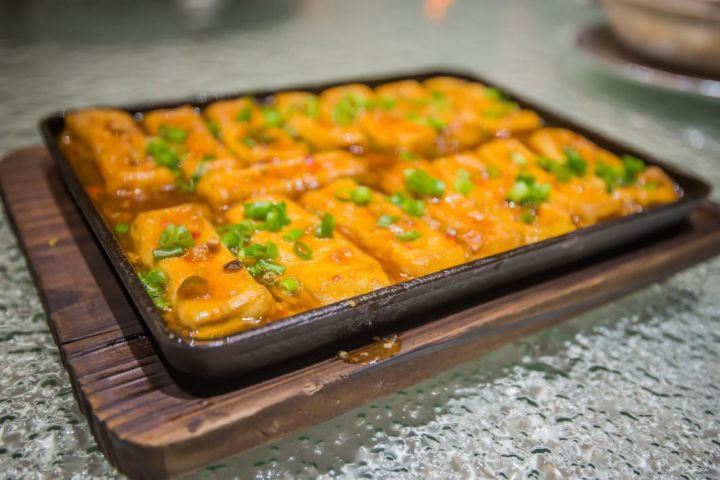 Chen nhau xep hang dai ca met de cho an mon dau phu 