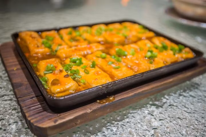 Chen nhau xep hang dai ca met de cho an mon dau phu 