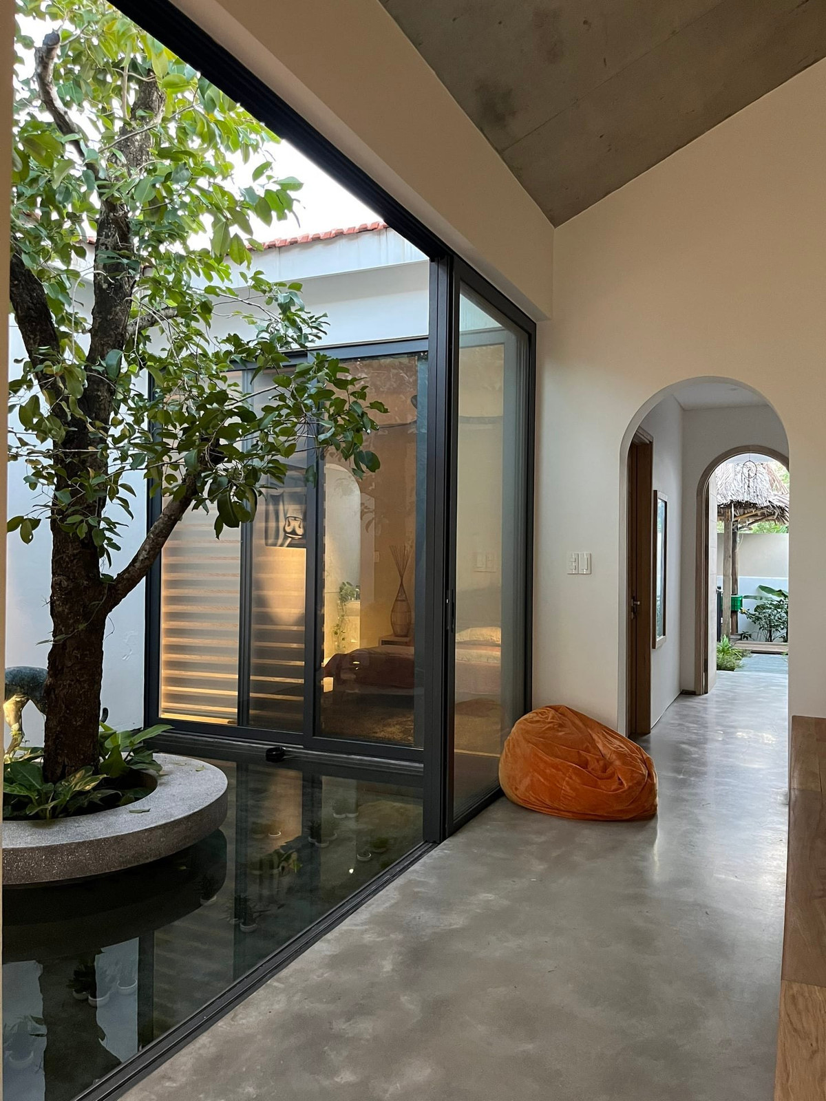 Ngoi nha mai ngoi do nuoc mua xa tran xuong ho, dieu hoa cho ngay nong-Hinh-10