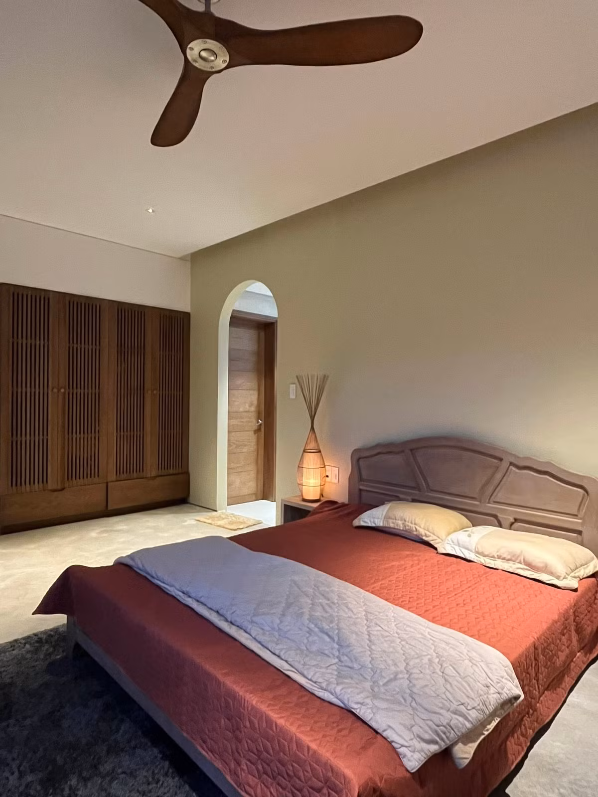 Ngoi nha mai ngoi do nuoc mua xa tran xuong ho, dieu hoa cho ngay nong-Hinh-12