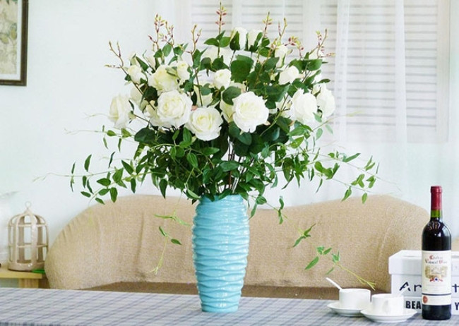 Bên cạnh đó, theo quan niệm phong thủy, việc sử dụng bình gốm để cắm hoa giúp cân bằng được ngũ hành, tăng cường sinh khí, đồng thời khiến căn nhà trở nên tràn đầy sức sống hơn.