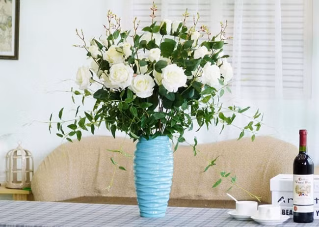 Bên cạnh đó, theo quan niệm phong thủy, việc sử dụng bình gốm để cắm hoa giúp cân bằng được ngũ hành, tăng cường sinh khí, đồng thời khiến căn nhà trở nên tràn đầy sức sống hơn.