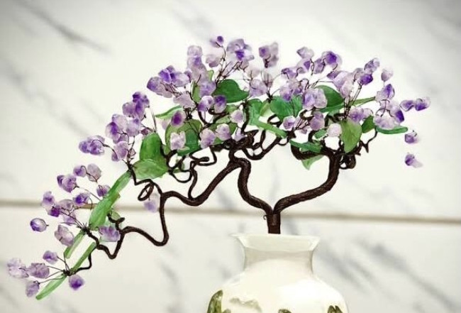 br/> Đối với những gia đình làm kinh doanh vốn đặc biệt quan tâm đến phong thủy, ngày Tết nhất định phải có 1 cây đá quý để bàn để hút tài lộc.