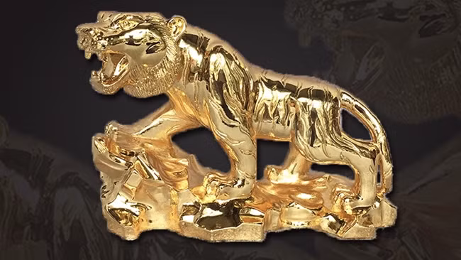 br/> Trong năm Nhâm Dần, việc trang trí nhà bằng một bức tượng hình hổ đại diện cho năm này sẽ giúp mang lại nhiều may mắn cho gia chủ. Tùy vào kích cỡ, chất liệu và độ tinh xảo trong chế tác, những bức tượng linh vật này có giá từ vài trăm cho tới cả triệu bạc/chiếc.