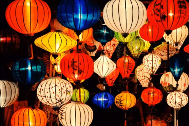 br/> Đèn lồng gắn liền với sự tỏa sáng, đây là vật trang trí “hút lộc” không thể thiếu trong dịp Tết.