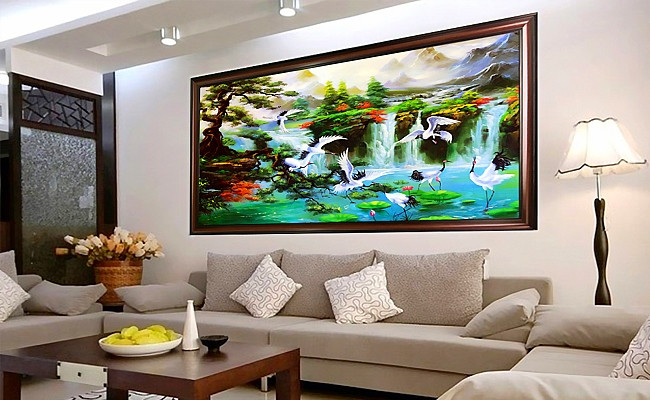 Ngoài những loại cây cảnh tài lộc, tranh Tết cũng là một món đồ trang trí mang lại nguồn năng lượng tích cực, đồng thời giúp không gian nhà thêm rực rỡ hơn.