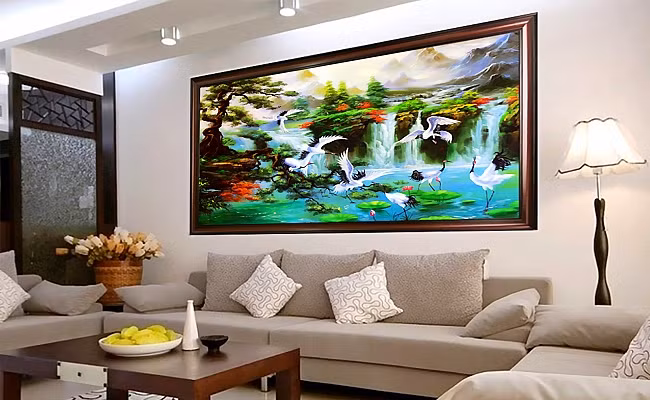 Ngoài những loại cây cảnh tài lộc, tranh Tết cũng là một món đồ trang trí mang lại nguồn năng lượng tích cực, đồng thời giúp không gian nhà thêm rực rỡ hơn.