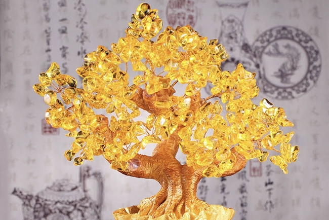 br/> Với thiết kế sang trọng, màu sắc đa dạng bắt mắt, cây đá quý được coi là vật dụng trang trí rất phù hợp trong dịp Tết. Sản phẩm này có giá khoảng 5 triệu đồng/cây, tuỳ vào chất liệu của đá mà có cây được bán lên đến hàng trăm triệu.