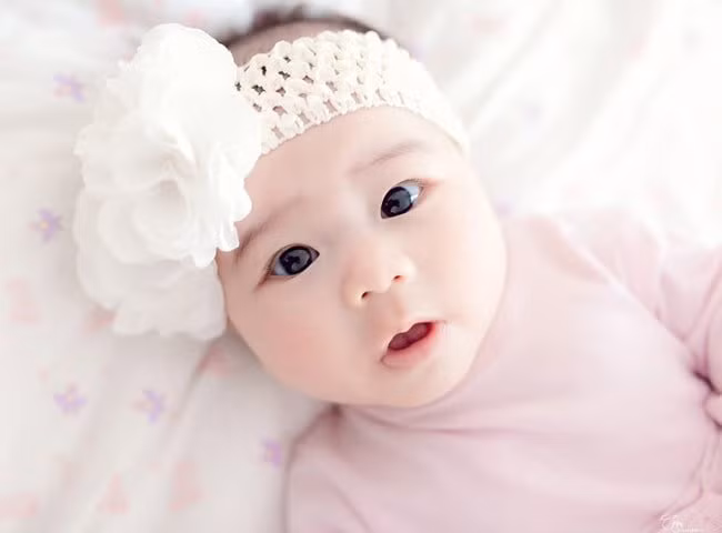 Ngày 6 Âm lịch. Những em bé sinh vào ngày 6 Âm lịch luôn có tính cách tốt đẹp, cuộc sống cũng an nhàn, suôn sẻ, là phụ nữ sẽ có số vượng phu ích tử.