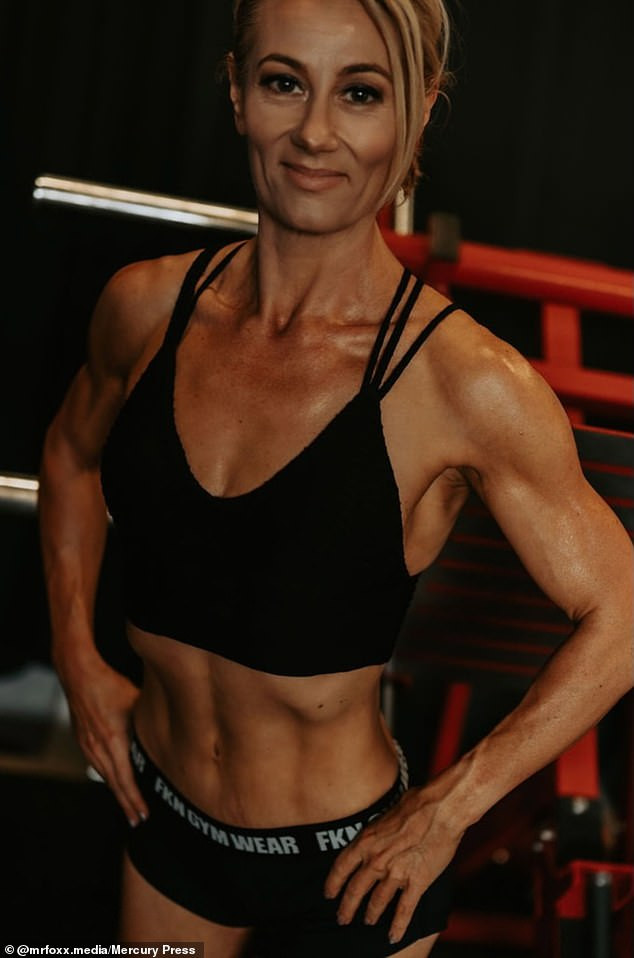 Ba me nang 105kg giam can de tham gia cuoc thi the hinh-Hinh-3