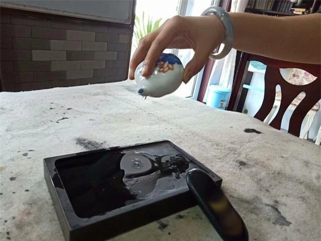 Người phụ nữ cầm chiếc bình mẻ đến chương trình thẩm định và cái kết - Hình 3 Nguoi phu nu cam chiec binh me den chuong trinh tham dinh va cai ket-Hinh-3