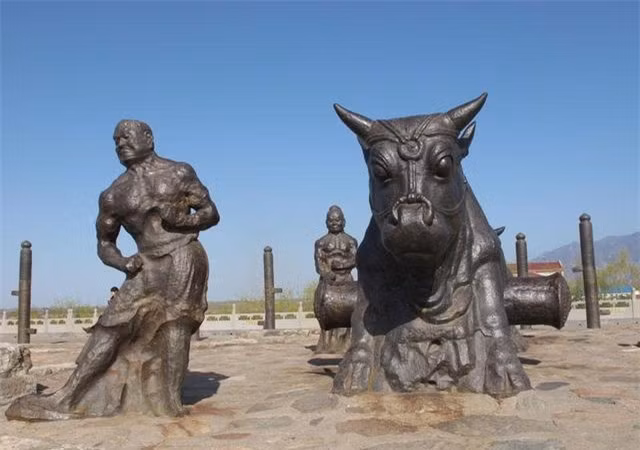 Nguoi phu nu cam chiec binh me den chuong trinh tham dinh va cai ket