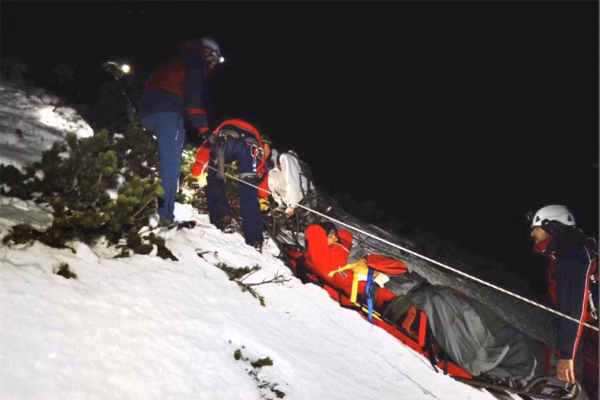 Chú chó trung thành ở bên và sưởi ấm cho chủ suốt 13 tiếng ảnh 3