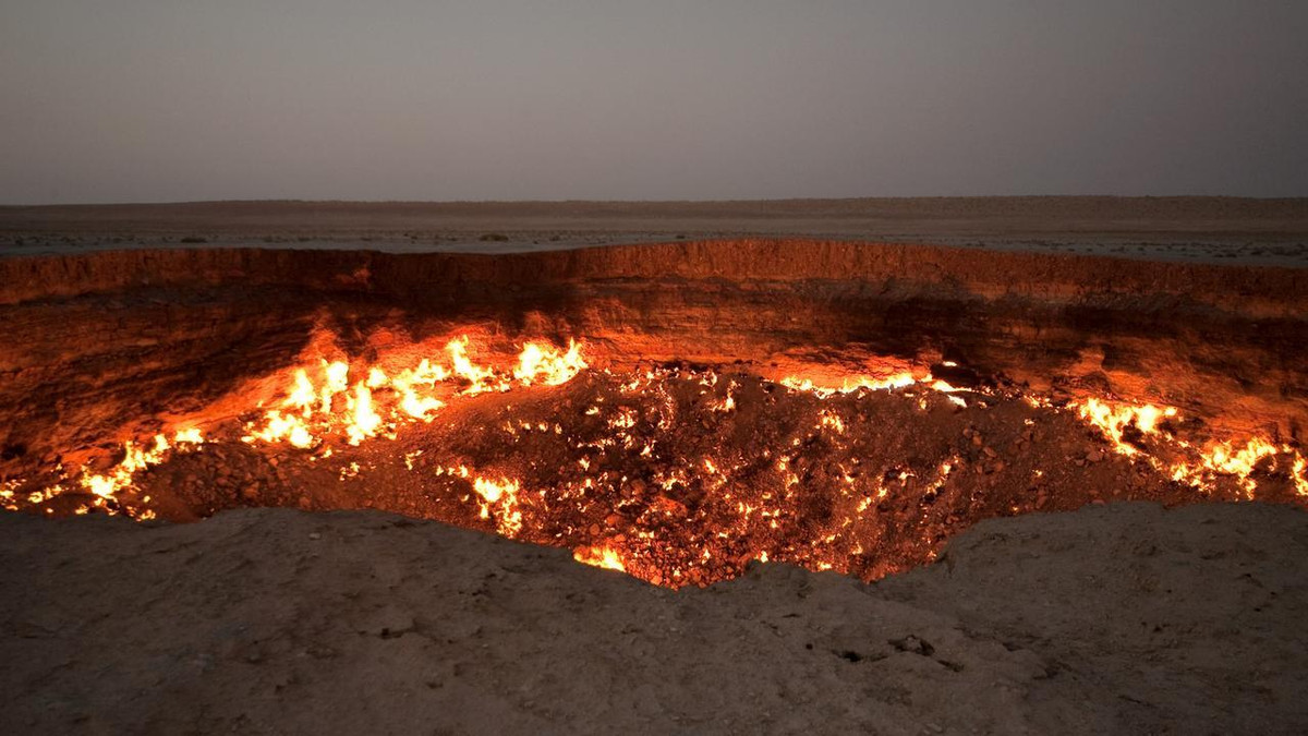 Giải mã bí ẩn "Cổng Địa ngục" rực cháy trên sa mạc suốt 50 năm ảnh 1