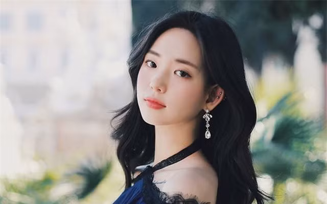 Phu nu uong nuoc dua trong 