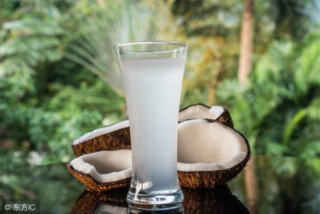 Phụ nữ uống nước dừa trong "thời điểm vàng" này sẽ "trẻ mãi không già" Phu nu uong nuoc dua trong