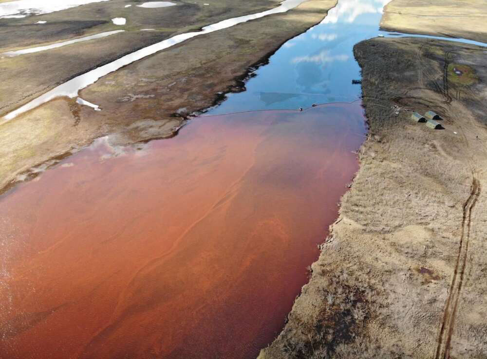 Dòng sông Bắc Cực bỗng nhuộm màu đỏ rực như máu - Hình 2 Dong song Bac Cuc bong nhuom mau do ruc nhu mau-Hinh-2