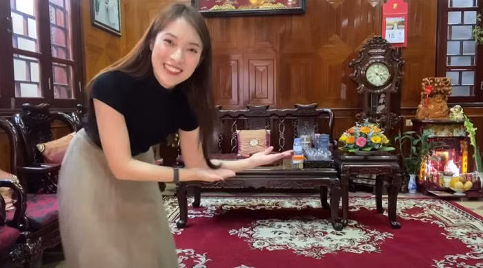 MC Khanh Vy sieu giau, vua tang dat lai sua nha cho bo me-Hinh-2