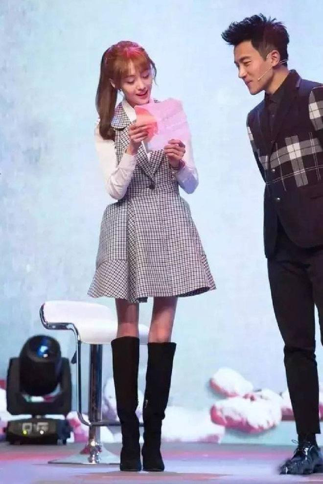 hân cô bé tới mức khiến nhiều khán giả tự hỏi "Sao đôi chân đó có thể chống đỡ được phần thân trên?". 