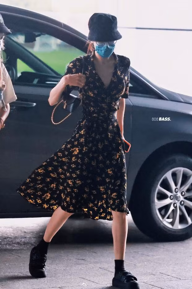 Theo tiết lộ từ các fans ruột, có vẻ như "mỹ nữ Tân Cương" phải ép cân để đóng phim. Dù vậy hình ảnh Nhiệt Ba tụt cân chóng mặt khiến cho cô già đi trông thấy.