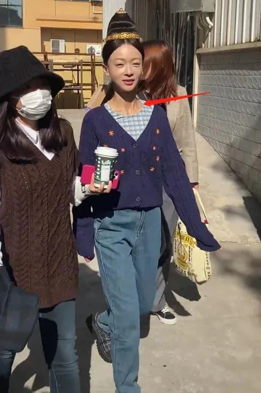 iệc thân hình teo tóp khiến cho đầu nữ diễn viên to ra trông thấy.