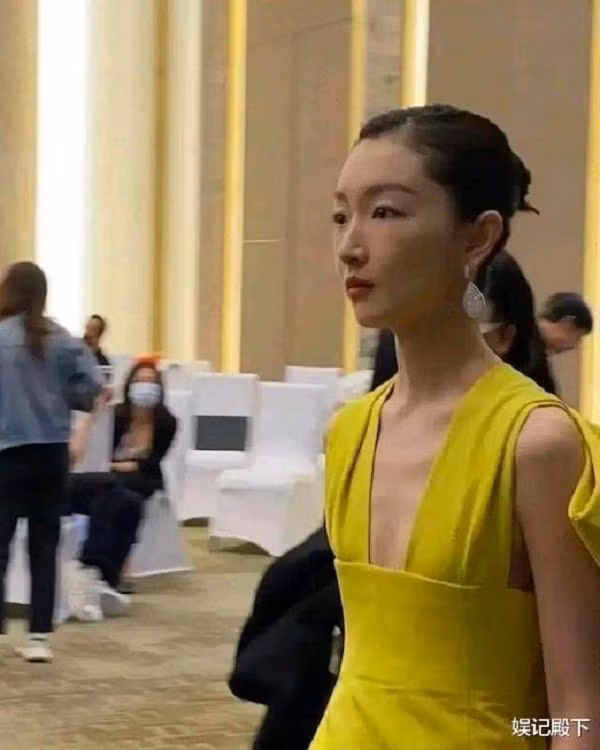 Mỗi lần cô diện váy đều lộ rõ cánh tay như que củi cùng vòng 1 lép kẹp.