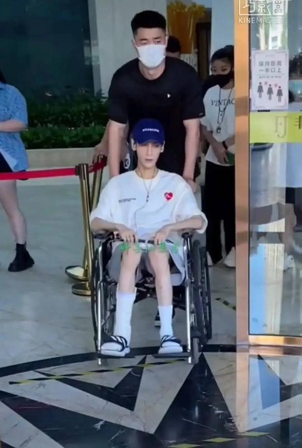 ù là sao nam, La Vân Hi cũng không thoát khỏi tình trạng gầy đến báo động. Trong hình ảnh gần đây nhất, nam diễn viên phải ngồi xe lăn vì chấn thương, trông anh như ông lão dù mới 33 tuổi.