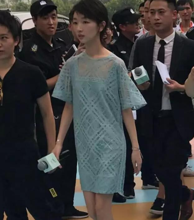 Ảnh hậu 9X" Châu Đông Vũ có vóc dáng khá nhỏ con cùng thân hình bị chê như học sinh tiểu học.