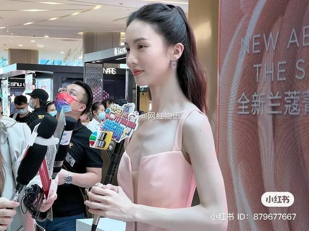 hi nhìn nghiêng, có thể thấy rõ vóc dáng "mỏng như lá lúa" của Kim Thần.