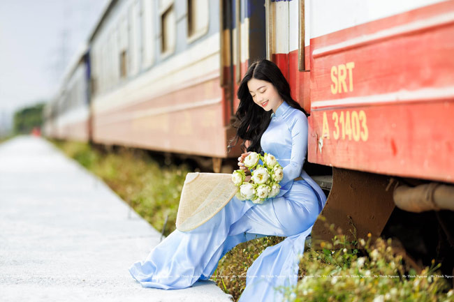 Mỗi năm, hot girl 27 tuổi đều chụp một vài bộ ảnh nghệ thuật với áo dài, theo những concept khác nhau.