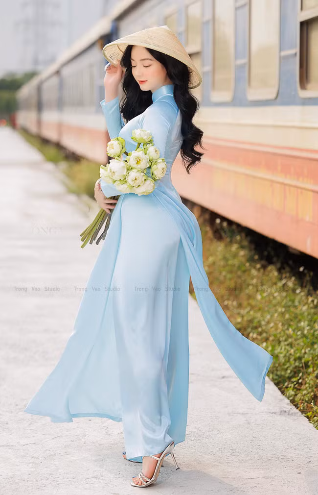 Mỗi khoảnh khắc Quỳnh Trâm tạo dáng với áo dài đều đẹp như tranh vẽ.