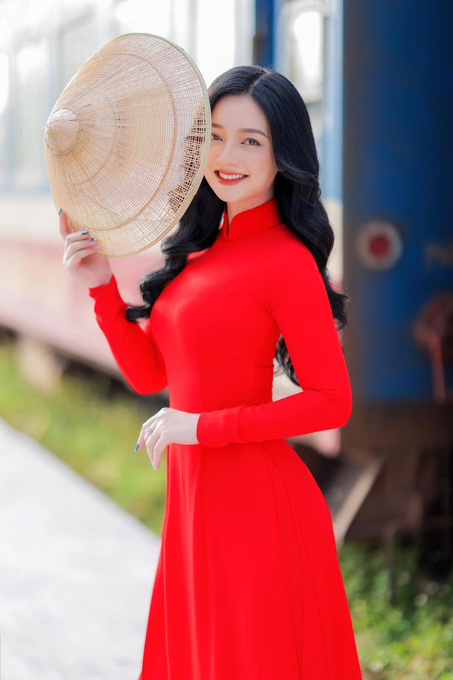 Quỳnh Trâm sở hữu chiều cao 1m65, cùng số đo 3 vòng ấn tượng: 85-63-90 (cm).