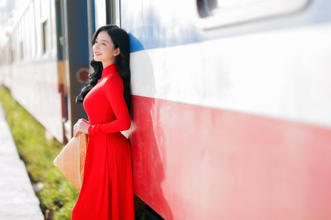 Cô nàng thường xuyên đăng tải những bức hình gợi cảm và táo bạo khi diện bikini, nội y.